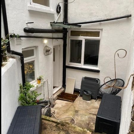 Central Private Double Bedroom In A 2Bedroom Apartment, Connected Via Underground, Overground And Many Bus Routes London Bagian luar foto