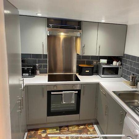 Central Private Double Bedroom In A 2Bedroom Apartment, Connected Via Underground, Overground And Many Bus Routes London Bagian luar foto