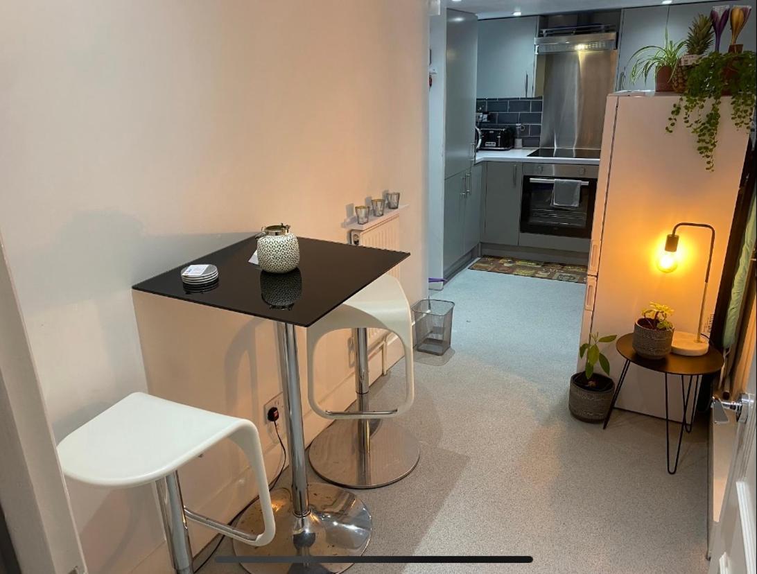 Central Private Double Bedroom In A 2Bedroom Apartment, Connected Via Underground, Overground And Many Bus Routes London Bagian luar foto