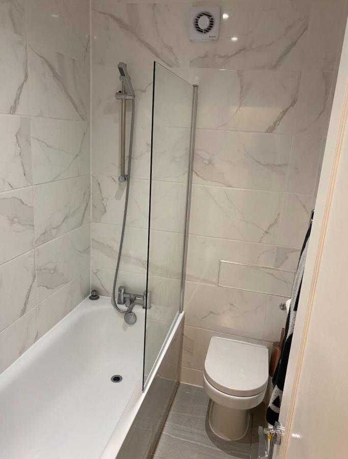 Central Private Double Bedroom In A 2Bedroom Apartment, Connected Via Underground, Overground And Many Bus Routes London Bagian luar foto