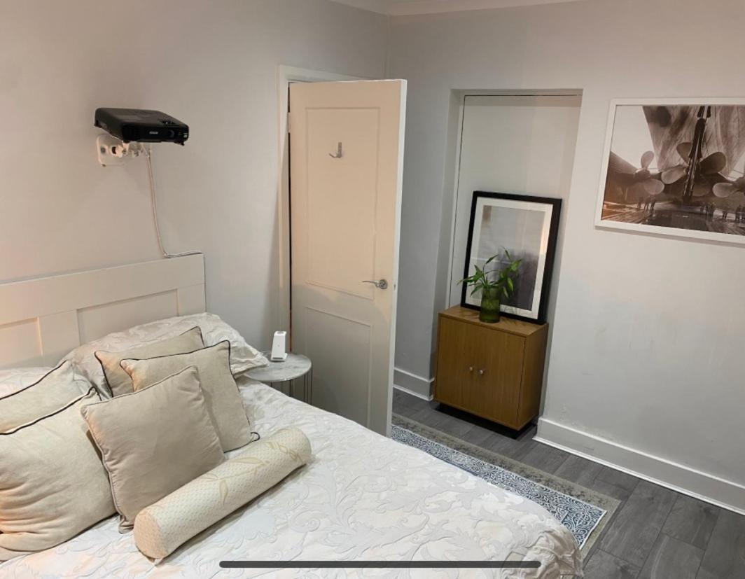Central Private Double Bedroom In A 2Bedroom Apartment, Connected Via Underground, Overground And Many Bus Routes London Bagian luar foto