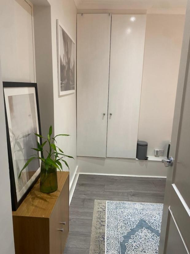 Central Private Double Bedroom In A 2Bedroom Apartment, Connected Via Underground, Overground And Many Bus Routes London Bagian luar foto