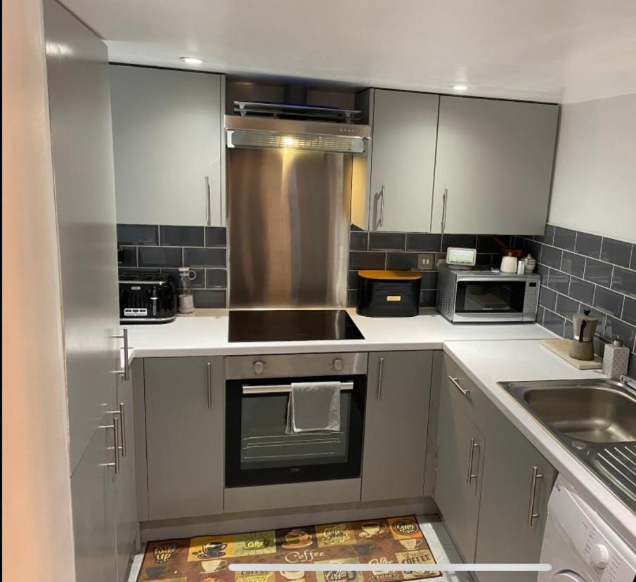 Central Private Double Bedroom In A 2Bedroom Apartment, Connected Via Underground, Overground And Many Bus Routes London Bagian luar foto