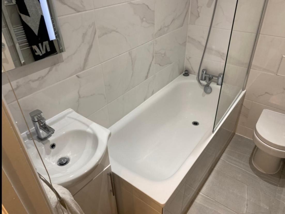 Central Private Double Bedroom In A 2Bedroom Apartment, Connected Via Underground, Overground And Many Bus Routes London Bagian luar foto