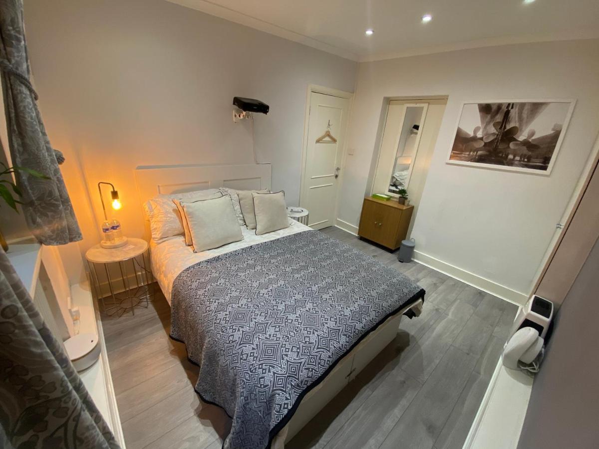 Central Private Double Bedroom In A 2Bedroom Apartment, Connected Via Underground, Overground And Many Bus Routes London Bagian luar foto